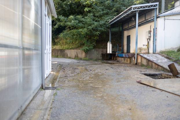 
Zagreb: Pukla cijev, voda prodrla u bolnički podrum u Rockefellerovoj