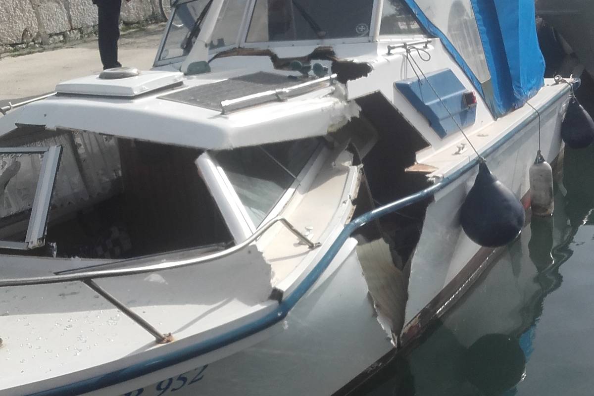 Izgubili kontrolu nad jedrilicom i zdrobili brod koji je bio u luci