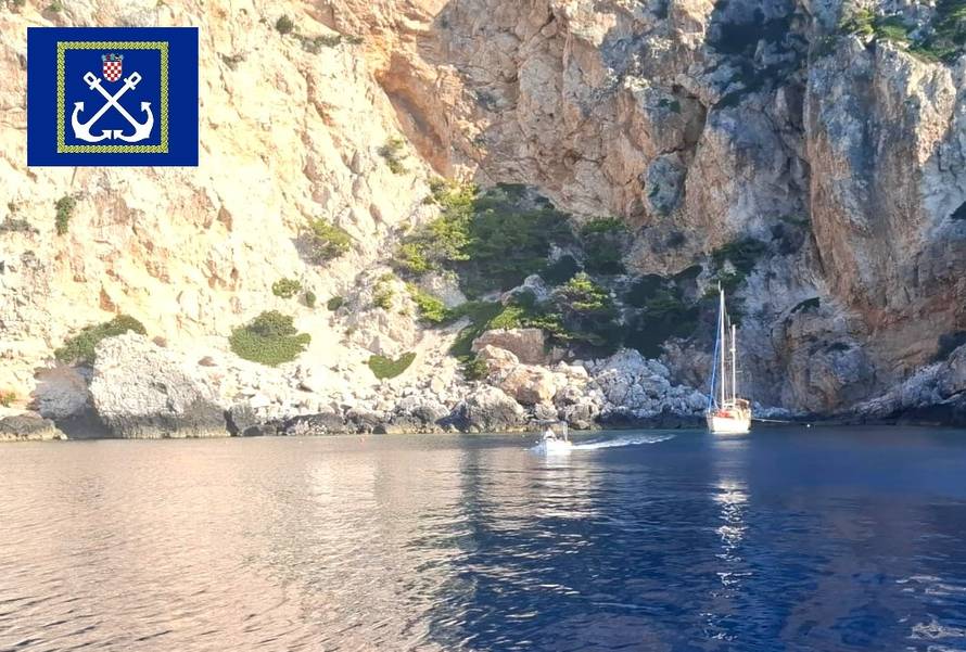 Obustavili potragu za skiperom kod Šolte, kod otoka Svetac noćas potpuno izgorjela brodica
