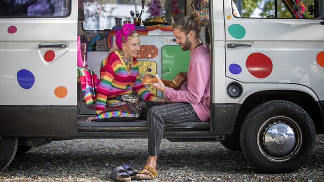 Kombi Flekica njihov je dom: U njemu Tinka i Julian imaju sve