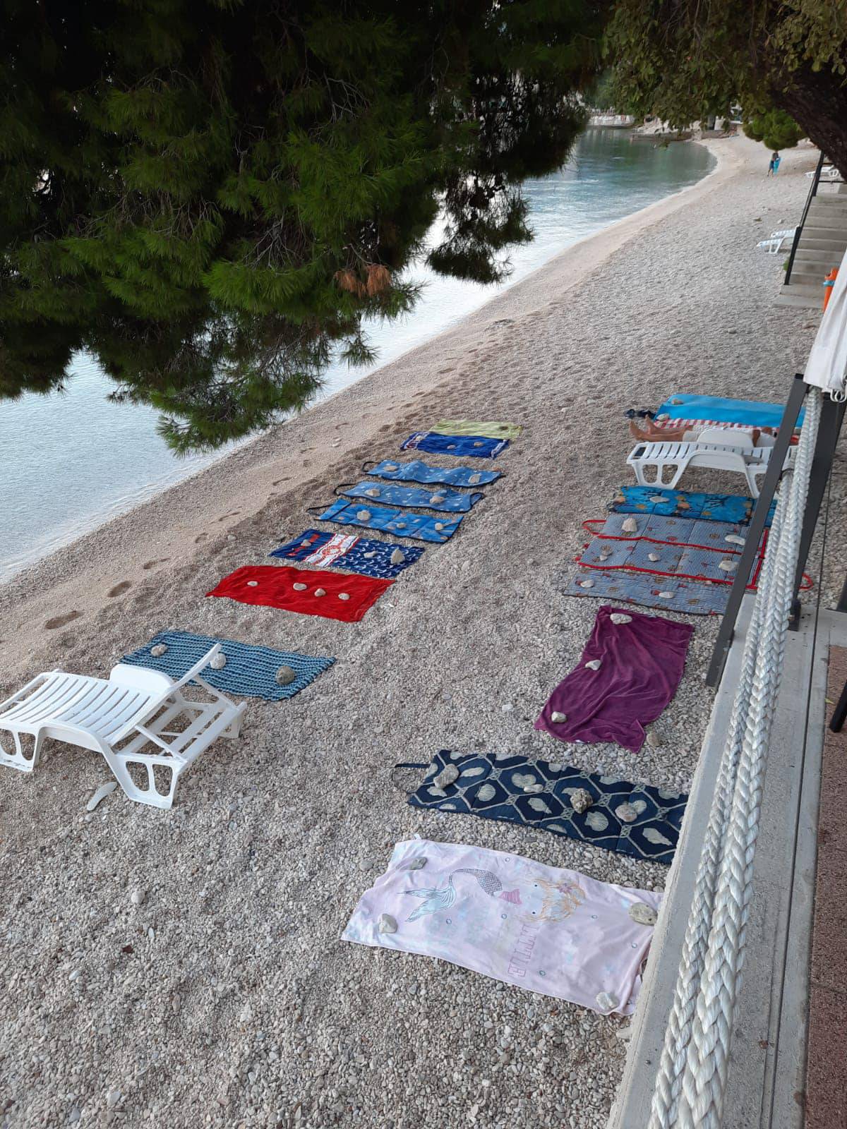 FOTO Stop rezervaciji na plaži: Općina Gradac u jutarnjoj akciji pokupila sve ručnike i rekvizite