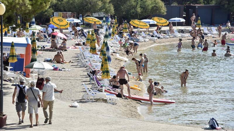 FOTO Tko kaže da je ljeto gotovo? Ovako danas izgleda plaža u Vodicama