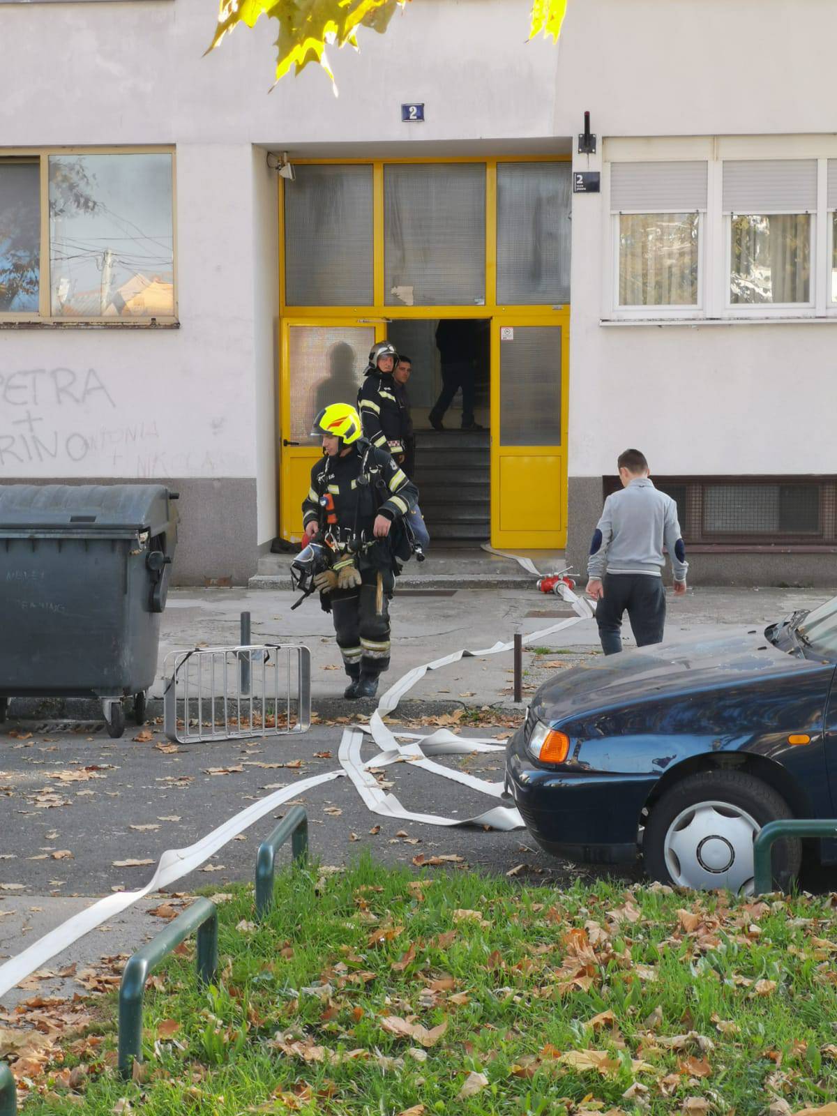 Gorio 6. kat zgrade u Dubravi: Žena umrla, ugušila se dimom