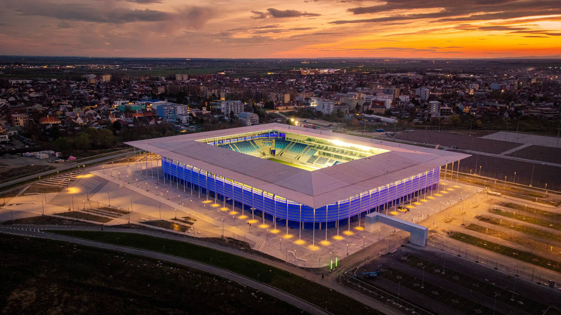 Pogled iz zraka na osvijetljeni novi stadion NK Osijeka