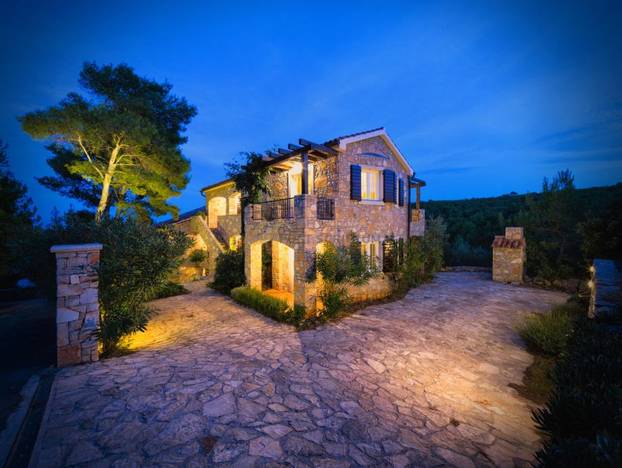 FOTO Pogledajte kako izgleda jedna od najskupljih vila na Hvaru: Ima osam apartmana