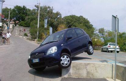 Kako mu je samo uspjelo: Toyotu parkirao na zidić