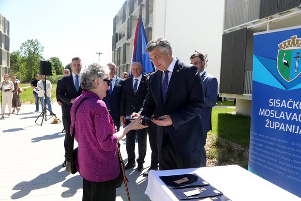 Andrej Plenkovic handed the keys to users 114 apartments in Sisak: ‘Great day, we have more work to do …’