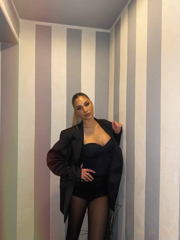 FOTO Talijanska voditeljica je konkurencija Diletti Leotti pred kamerama! Bila je i misica...