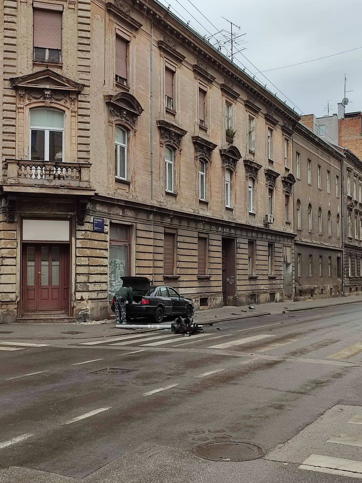 U sudaru u Zagrebu jedan vozač naletio na stup i na pješaka