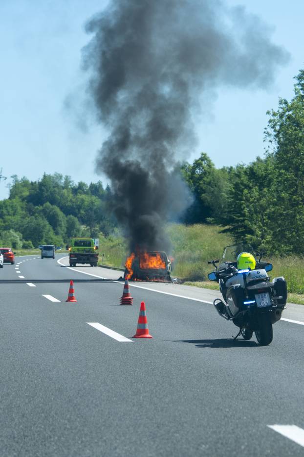 Vukova Gorica: Osobni automobil gori na A1