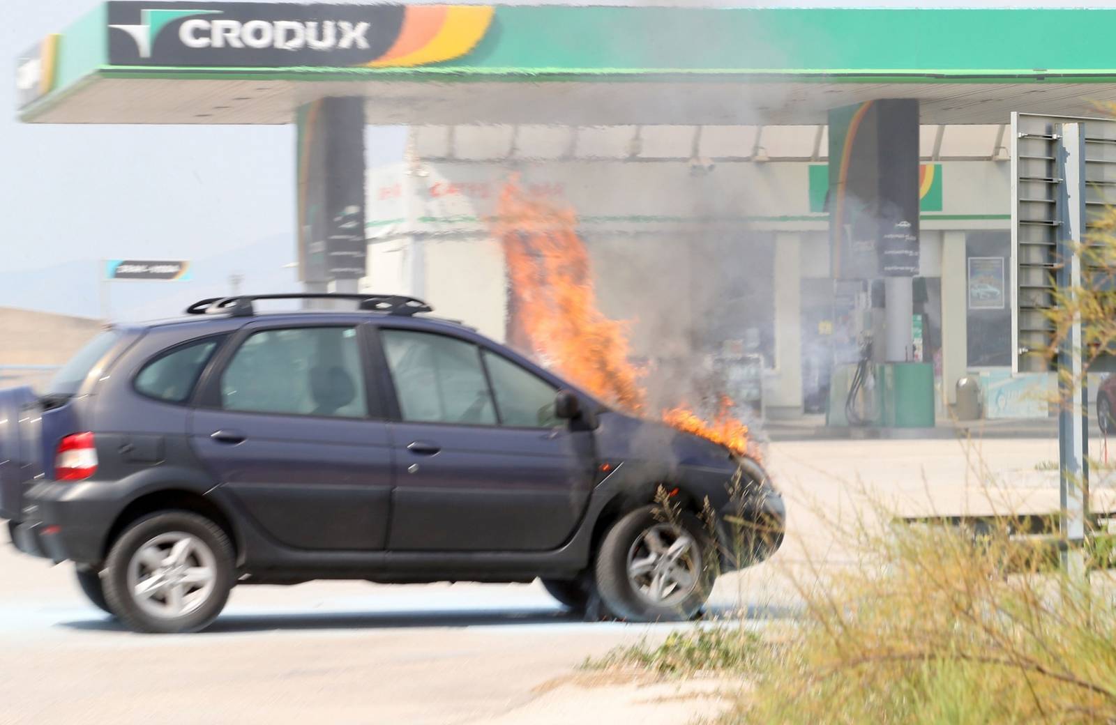 Split: Na ulazu u benzinsku postaju zapalio se osobni automobil