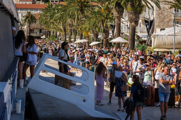 Gužva u gradu Hvaru na ukrcaj i iskrcaj sa katamarana