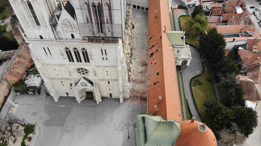 Snimke katedrale iz zraka: Oštećen toranj, odlomio se križ