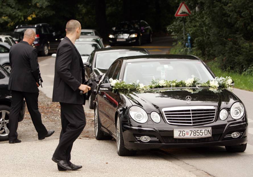 ARHIVA - 2010. Zagreb: Vjen?anje Maline Grahek i Josipa Šelendi?a u remetskoj crkvi