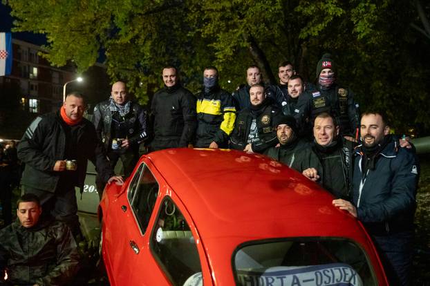 Osijek: Motoristi stigli kod crvenog Fiće gdje su zapalili svijeće