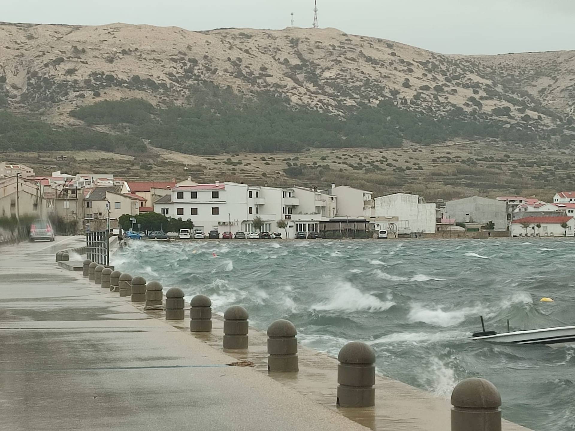 UŽIVO Diljem obale poplavljene ceste, tržnice i kafići. U Bakru zabilježena povijesna plima