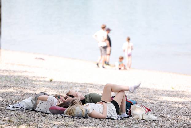 Zagreb: Građani na Jarunu uživali u roštiljanju  i druženju 