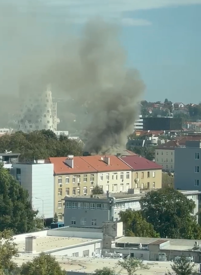 FOTO Drama u Zagrebu: Gorjela zgrada, ozlijeđen je vatrogasac! Crepovi padali po automobilima