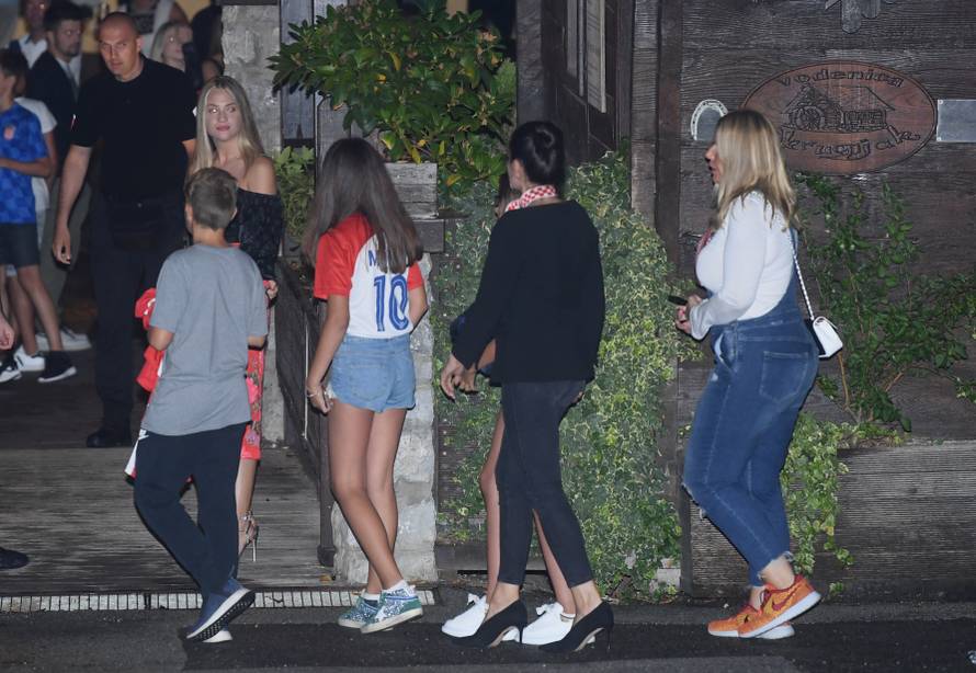 Izabel je 'izbacila' nogu, a svi su gledali i u Dalićevu suprugu