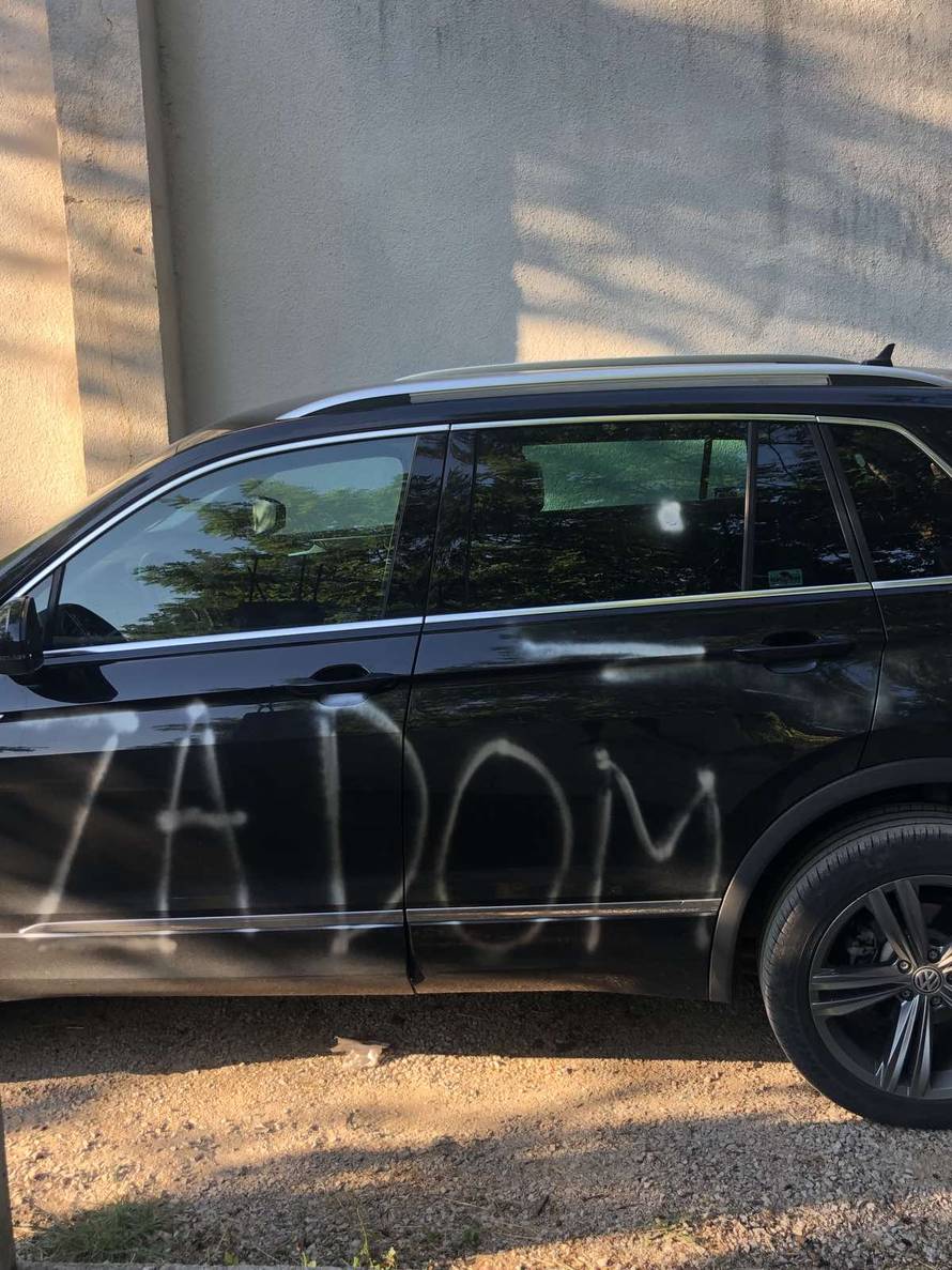 Sramotno! Došli u Knin u rodnu kuću na odmor, išarali im auto sa srpskim tablicama: 'Za Dom'