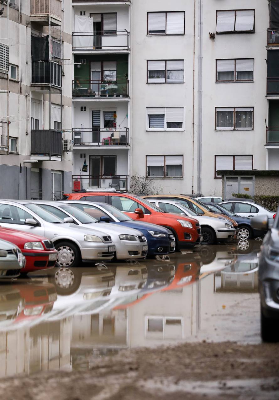 Stanovnike zagrebačkih Gajnica dočekala je poplava. Voda je potpuno prekrila dio Čileanske ulice