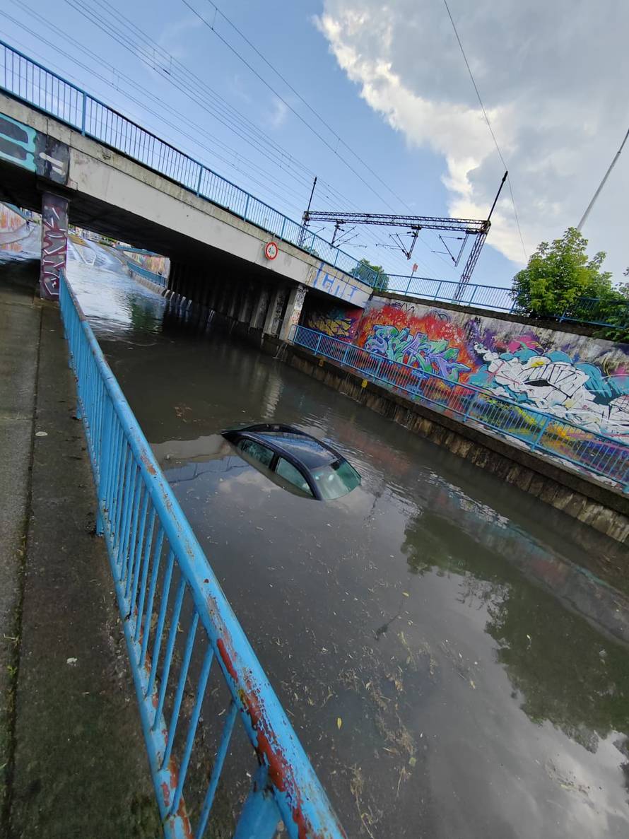 VIDEO Auto potonuo ispod nadvožnjaka u Sl. Brodu!