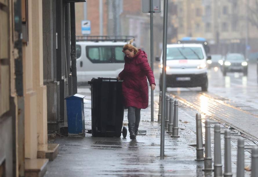Zagreb:  Olujani vjetar stvara probleme u centru grada 