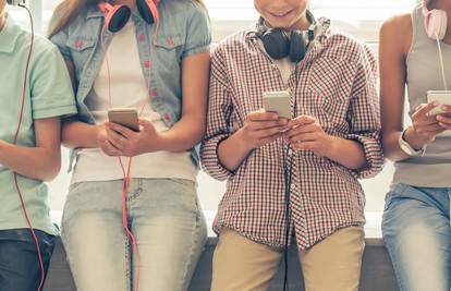 Tinejdžerima je zbog mobitela stvarni svijet postao "prespor"