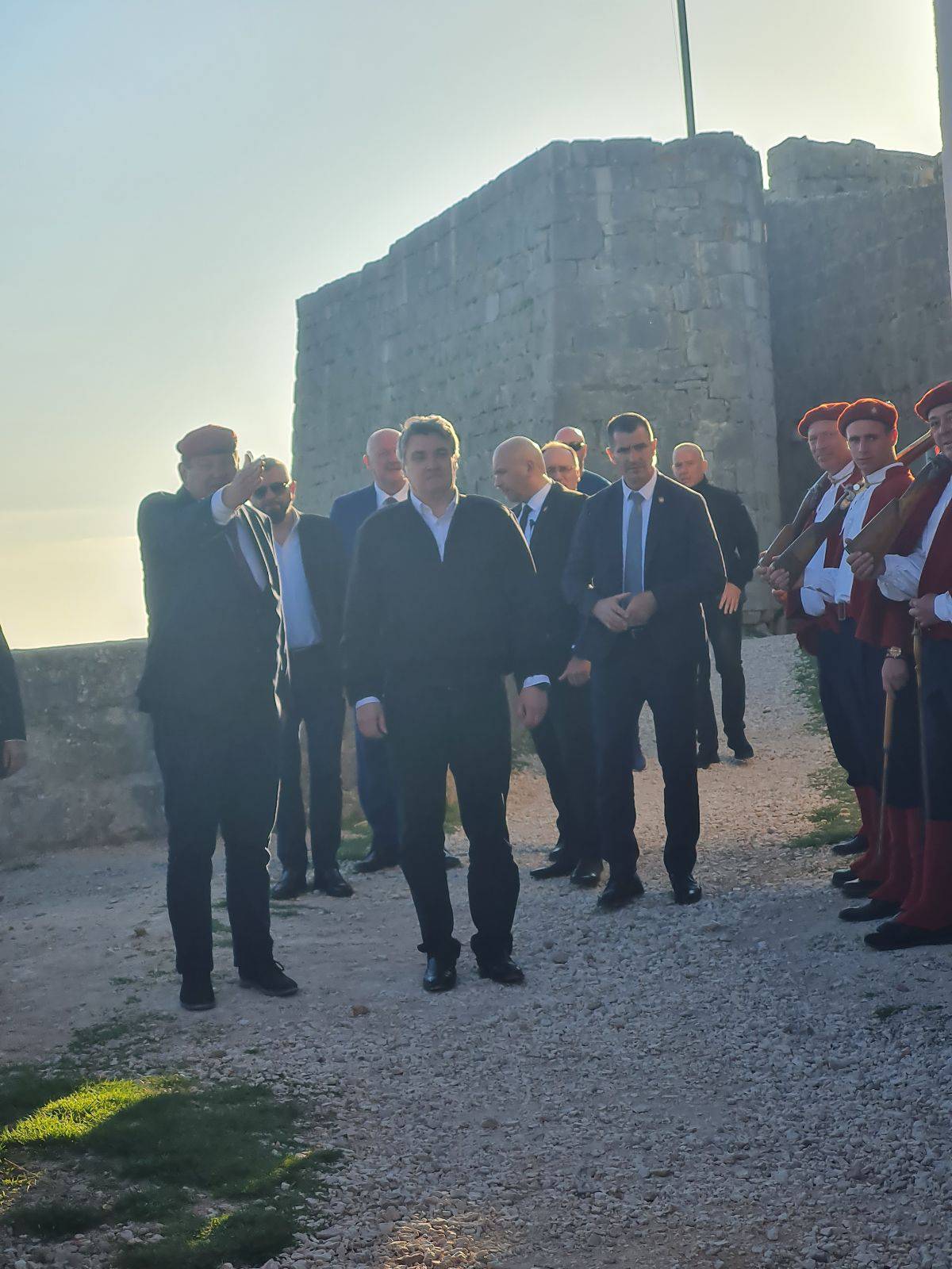 VIDEO Milanović je došao na Klis, Plenković ga nije pozdravio