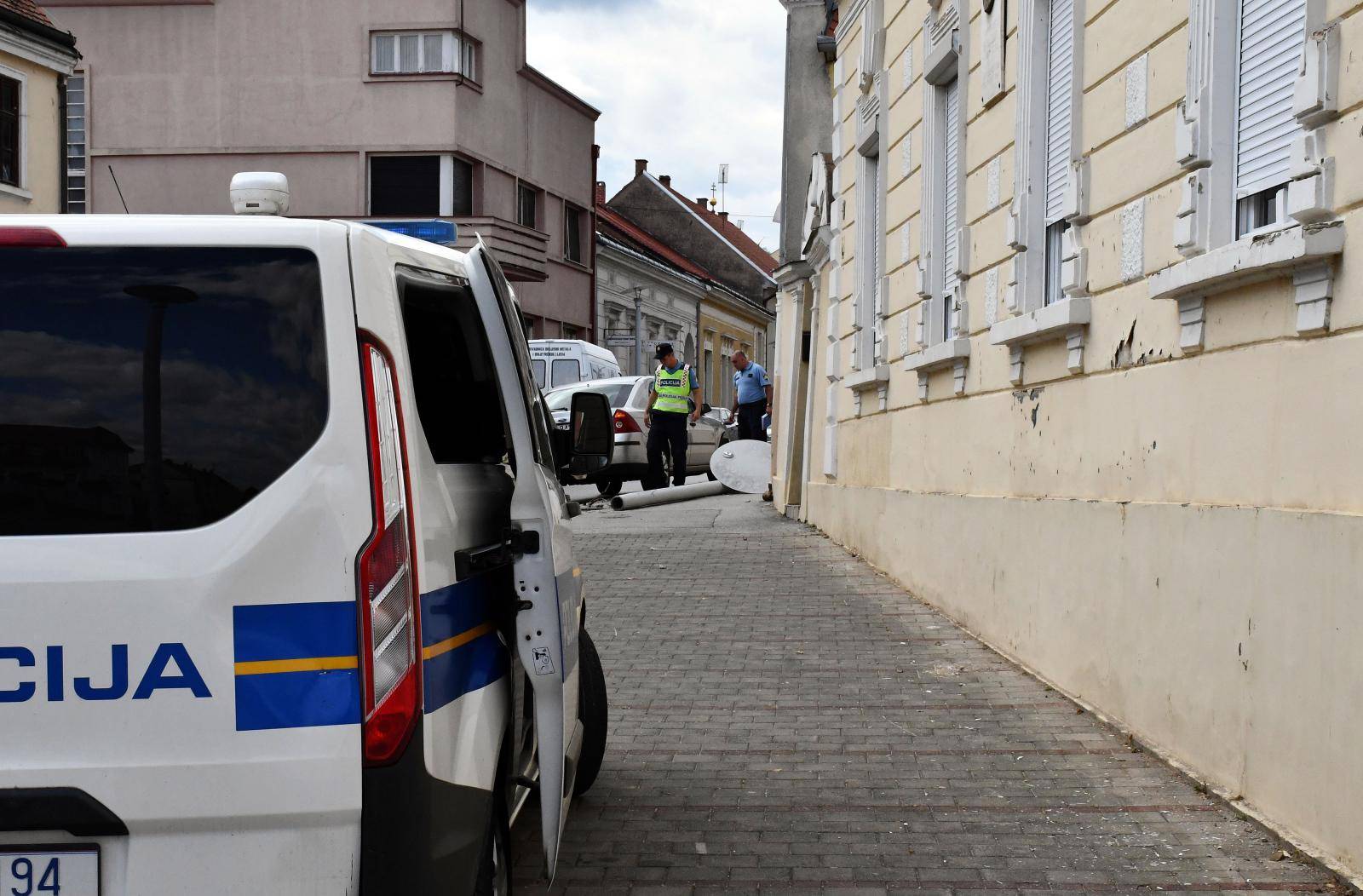 Požega - Vozač automobila zabio se u stup javne rasvjete i pao na pješakinju.