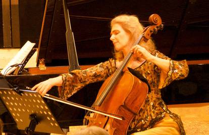 Glazba ublažava bol: Pariška violončelistica svira štićenicima doma za palijativnu skrb