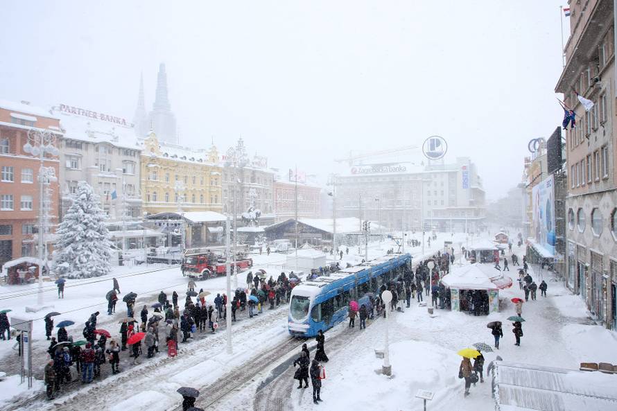 ARHIVA - Zagreb: Trg bana Jela?i?a pod snježnim pokriva?em