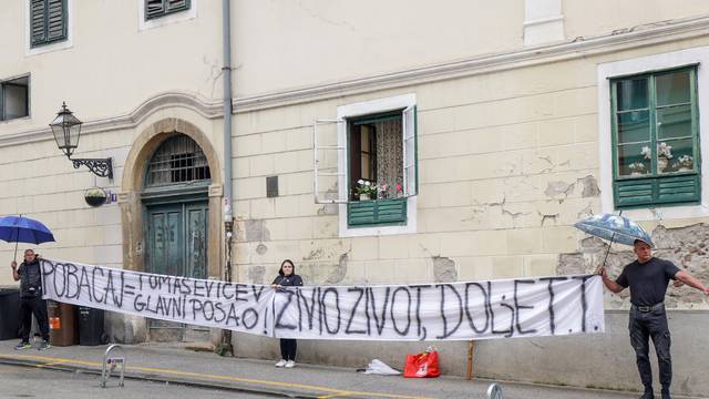 Prosvjed ispred Stare gradske vijećnice zbog dodjele nagrade "Zagrepčanka godine" Mireli Čavajdi