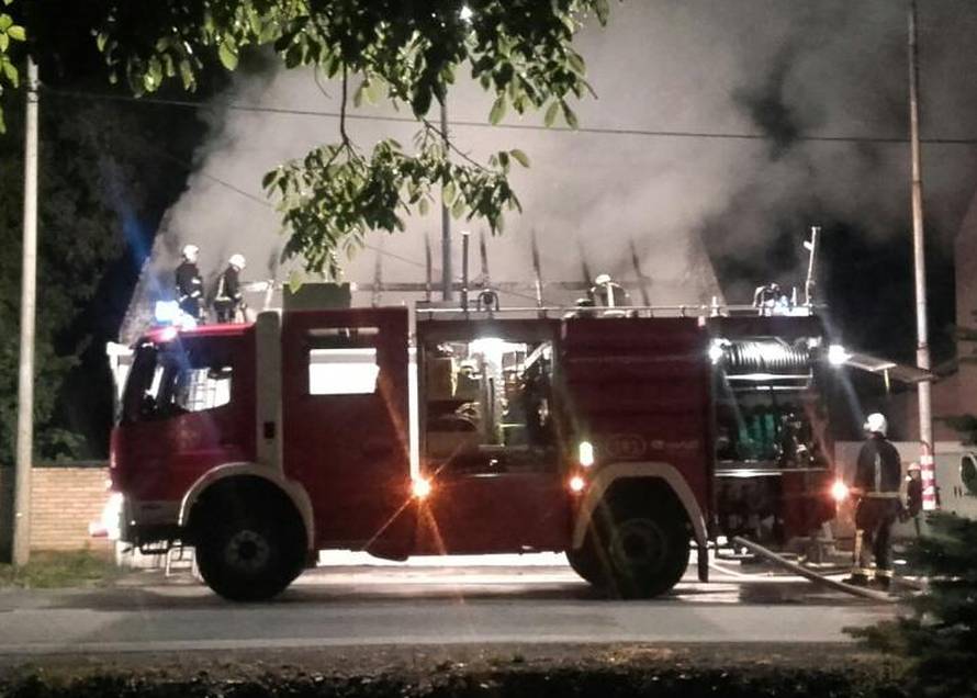 Kvar na instalacijama? Izgorio krov na trgovini autodijelova