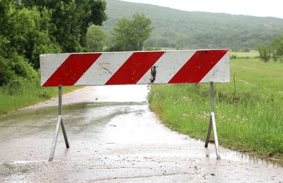 Zbog obilne kiše i dalje za promet zatvorene brojne ceste. U prekidu katamaranske linije