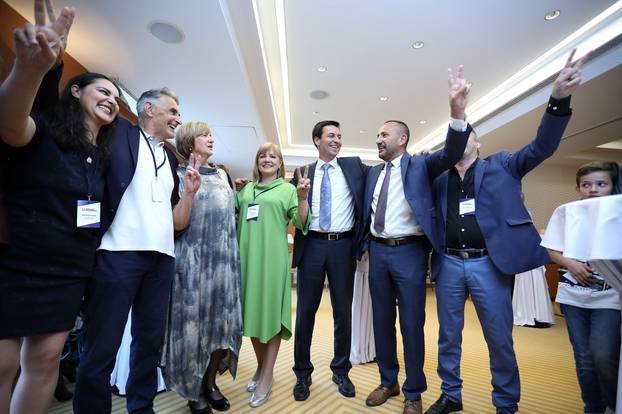 Zagreb: Slavlje u stoÅ¾eru suverenista nakon objave prvih rezutata izbora