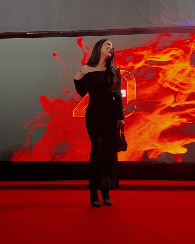 FOTO Hrvatica 'privodi' zvijezde FNC-a pred kameru, odjenula i dres Partizana: 'Neki će hejtati'