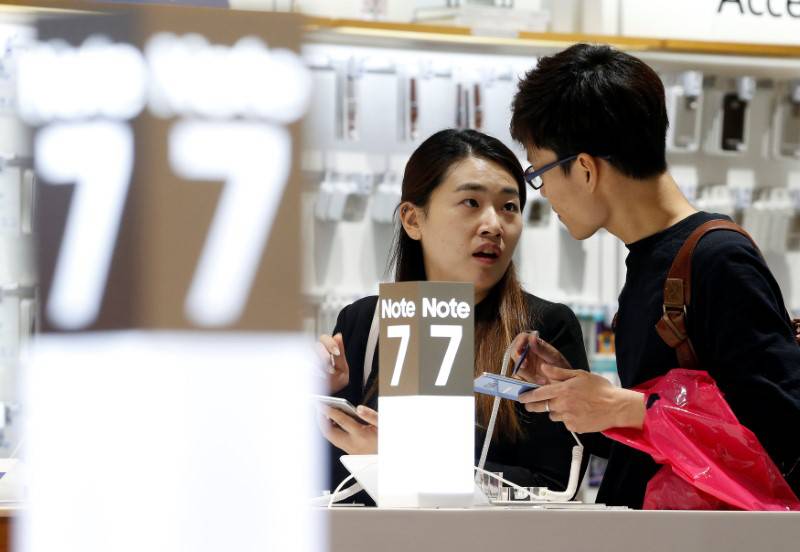 A couple tries out Samsung Electronics' Galaxy Note 7 at the company's headquarters in Seoul