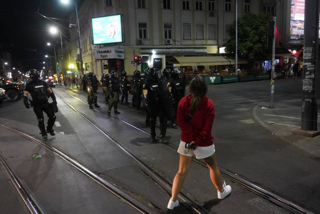 Beograd: Žandarmerija je uništila blokadu kod Strojarskog fakulteta i krenula prema Pravnom
