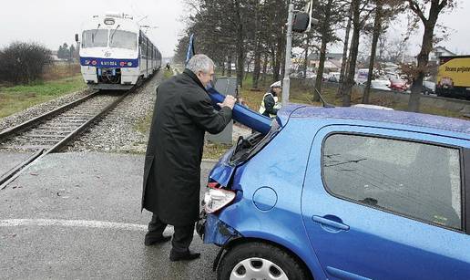 Provlačili se kroz rampu, trećeg vozača zakačio vlak