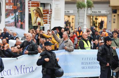 FOTO Muškarci mole za čednost i predbračnu čistoću. Dočekali ih transparenti: Oprez, mizoginija!