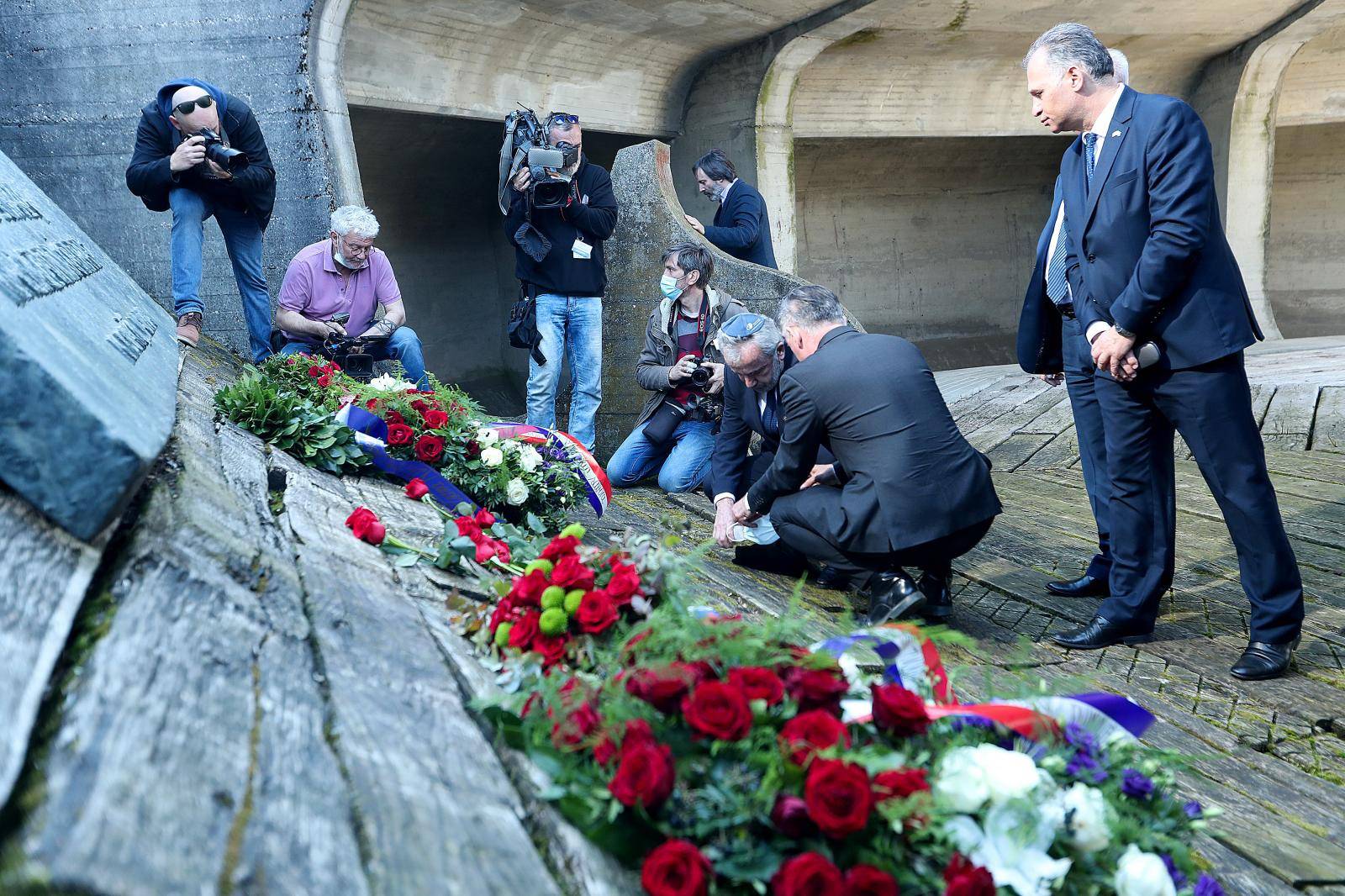 Milorad Pupovac i izaslanstvo manjina odali počast stradalima u Jasenovcu
