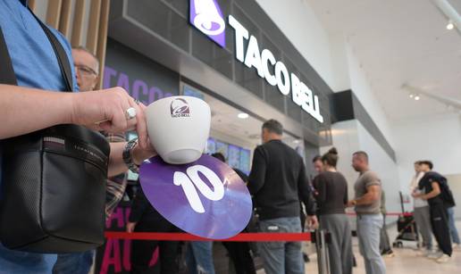 FOTO &Ccaron;im su otvorili, odmah gu&zcaron;va: Mnogi &ccaron;ekali u redu da bi prvi probali &scaron;to nudi Taco Bell