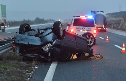 Peugeot  se prevrnuo na krov, četvero mladih ljudi ozlijeđeno