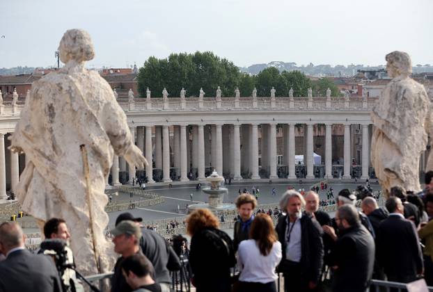 Rim: Brojni vjernici na Trgu sv. Petra čekaju procesiju s tijelom pape Franje