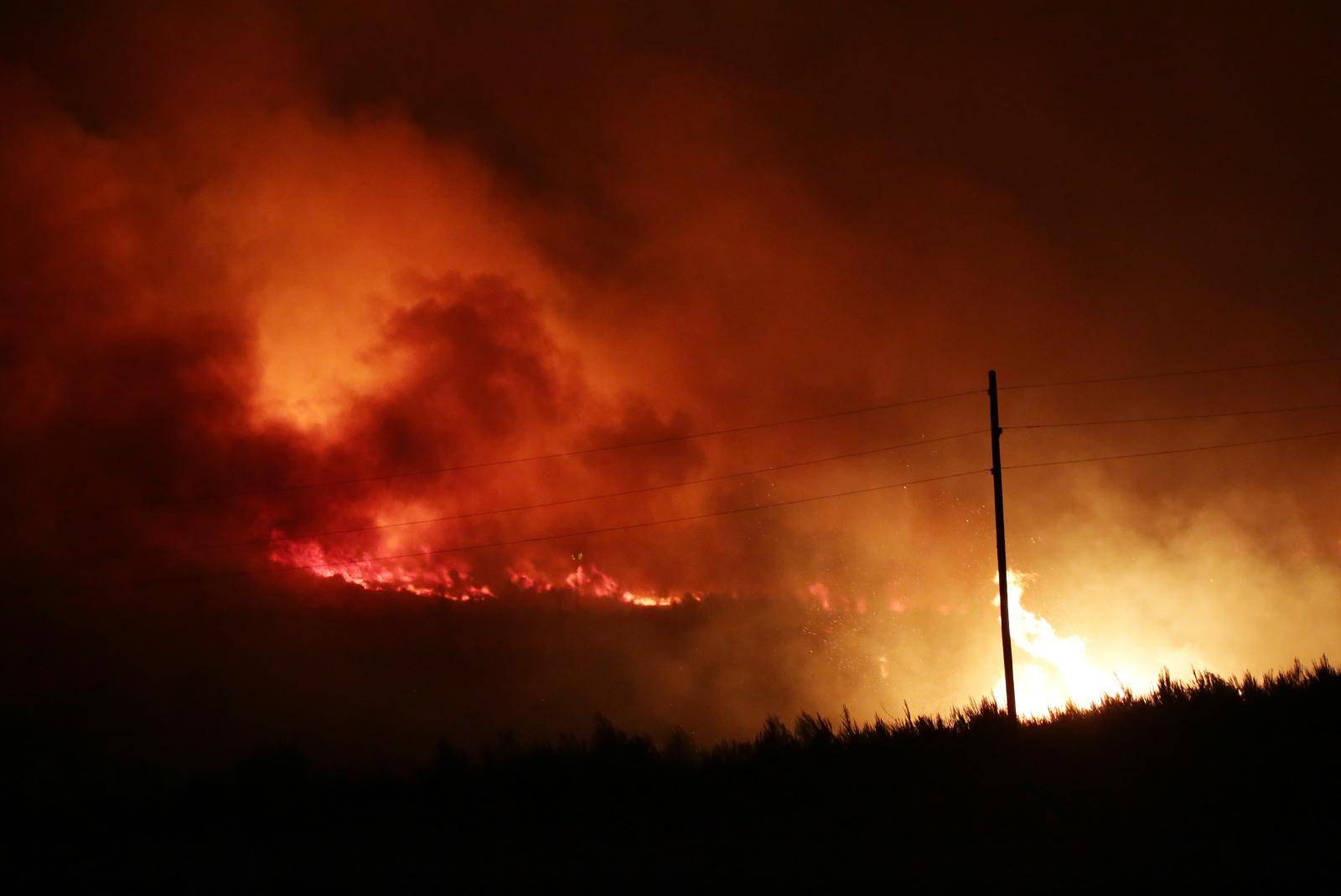 Besana noć pred vatrogascima: Počeli su evakuirati stanovnike