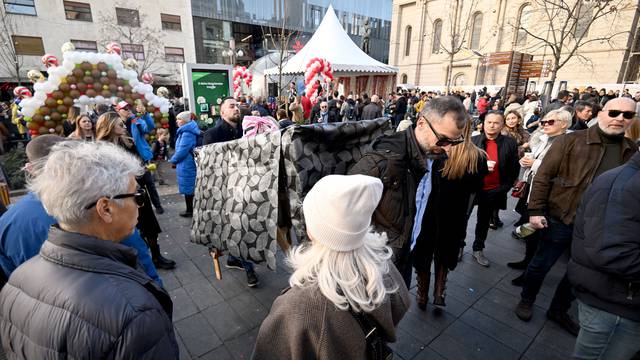 Zagreb: Kad ne možeš rezervirati stol dođji sa svojim! 