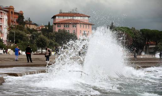 Valovi u Opatiji atrakcija su za turiste, ali iza domaće