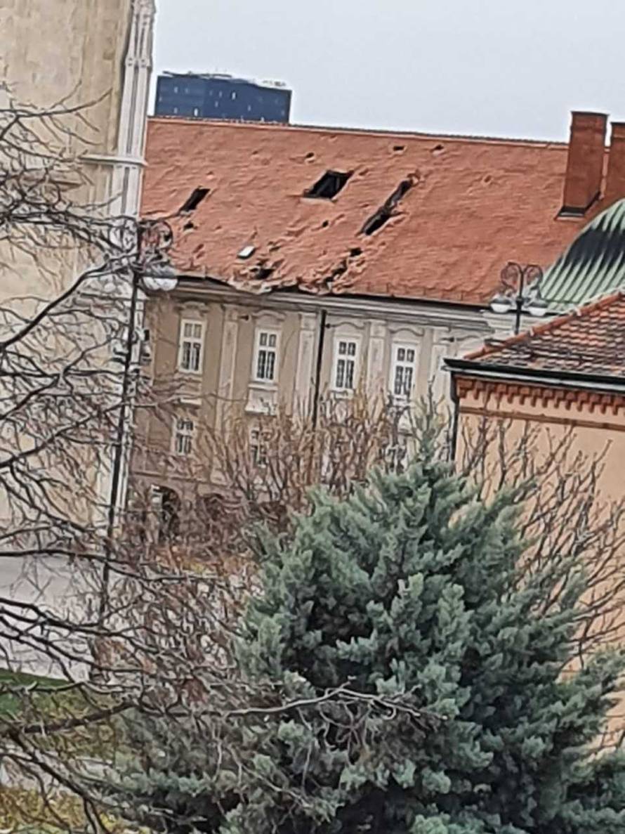 'Kardinal je dobro, kažu da mu je križ s tornja pao pred sobu'