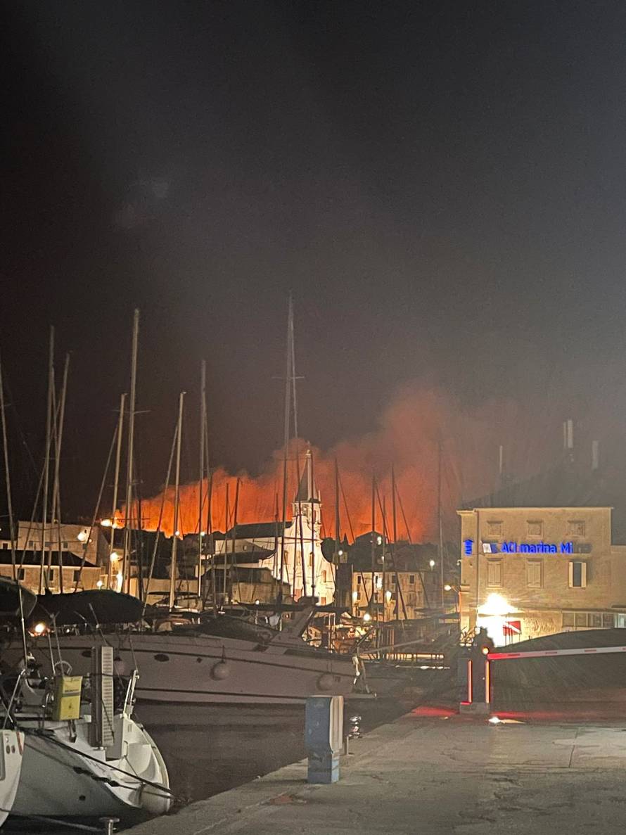 VIDEO Teška noć za vatrogasce na Braču: 'Udario je grom i sve je samo planulo. Užas...'